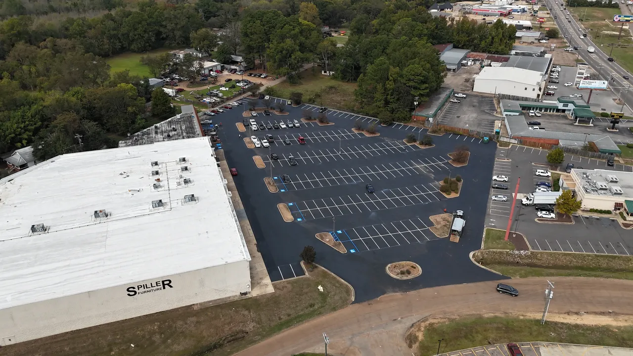 Commercial parking lot after professional sealcoating – D&Z Sealcoating, serving Fulton, MS