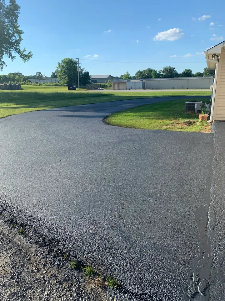 Freshly sealcoated residential asphalt driveway – D&Z Sealcoating, serving Walnut, MS